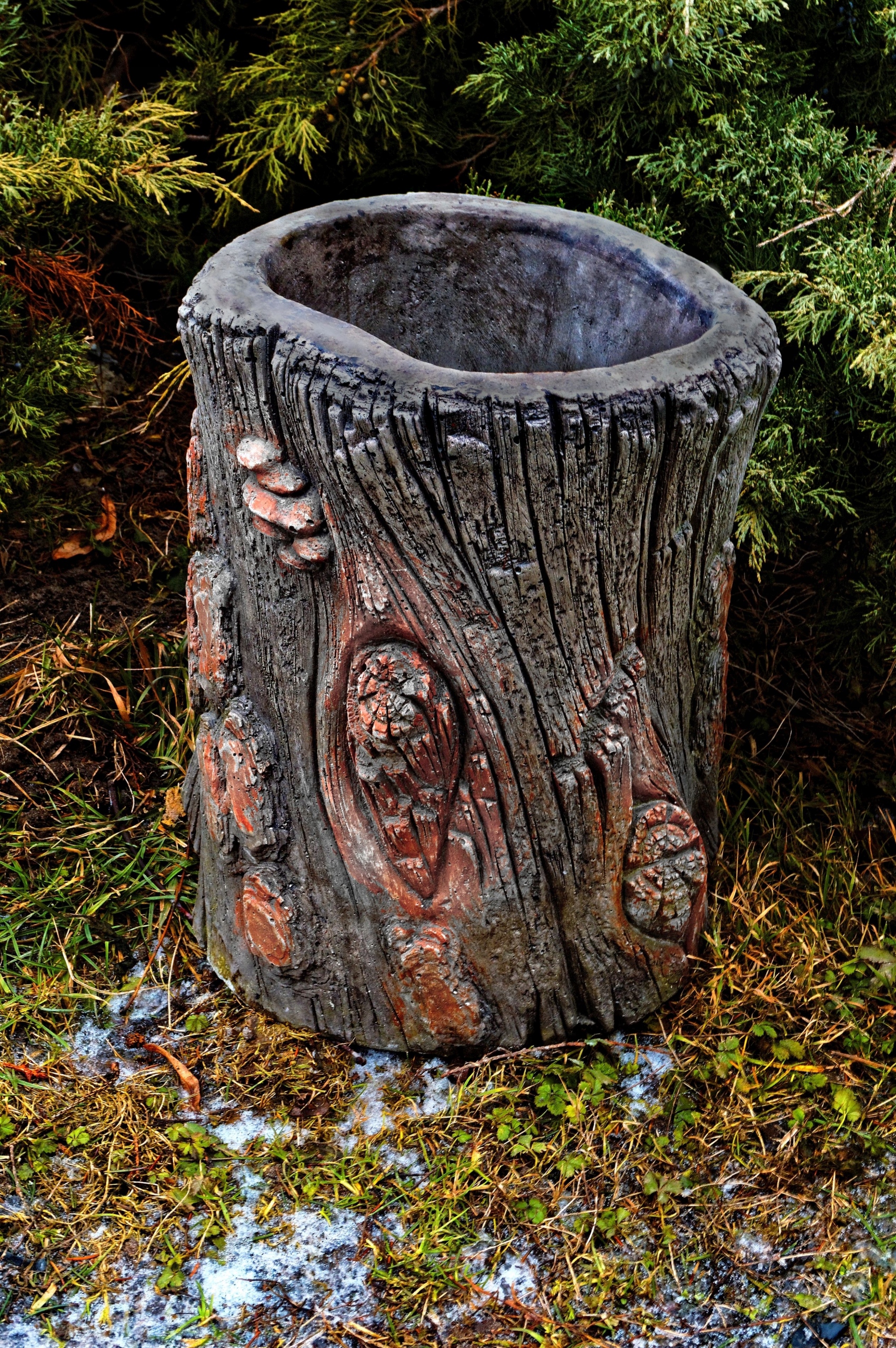 2004 Záhradný kvetináč, konglomerátové drevo, betón, betón